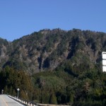 北設楽郡設楽町　標高７９９ｍ　急峻な山容は、登山者を魅了する。所要時間：約２時間