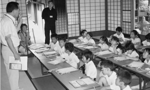 座敷で説明を受ける本校児童
