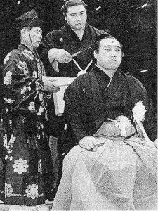柏戸の断髪式 大鵬がはさみを入れる場に立ち会いました。 これも行事の仕事の一つです。