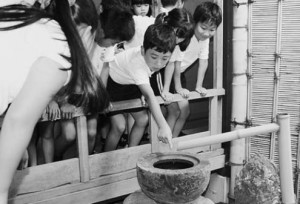展示品を対象にして学び合う本校児童
